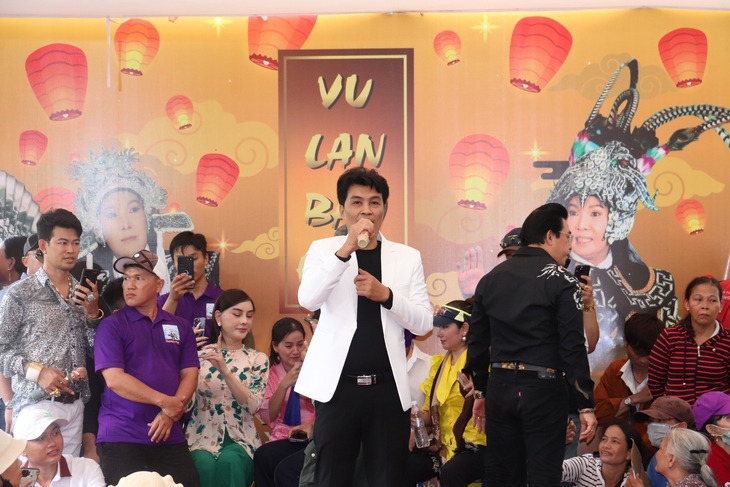 Nhiều nghệ sĩ tới hát bên phần mộ Vũ Linh trong lễ tưởng niệm - Ảnh 6. Nhiều nghệ sĩ tới hát bên phần mộ Vũ Linh trong lễ tưởng niệm - Ảnh 6.