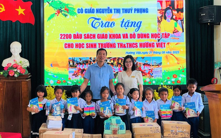 Xúc động tấm lòng thơm thảo của cô giáo vùng cao