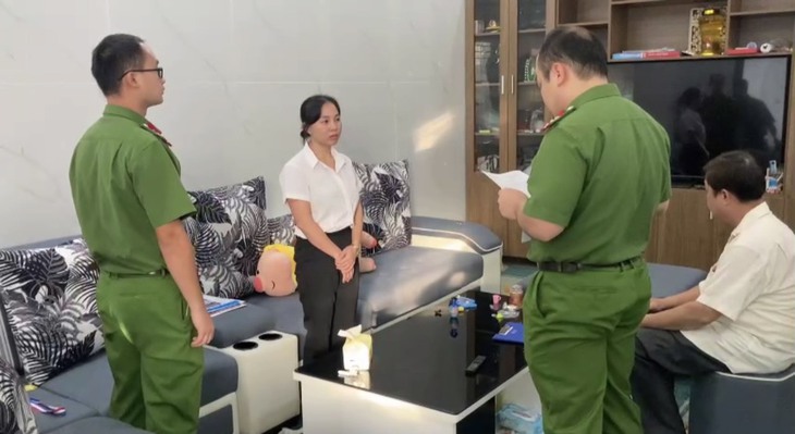 Lừa đảo hơn 18 tỉ đồng bằng thủ đoạn hứa giúp buôn bán hàng qua biên giới - Ảnh 2.