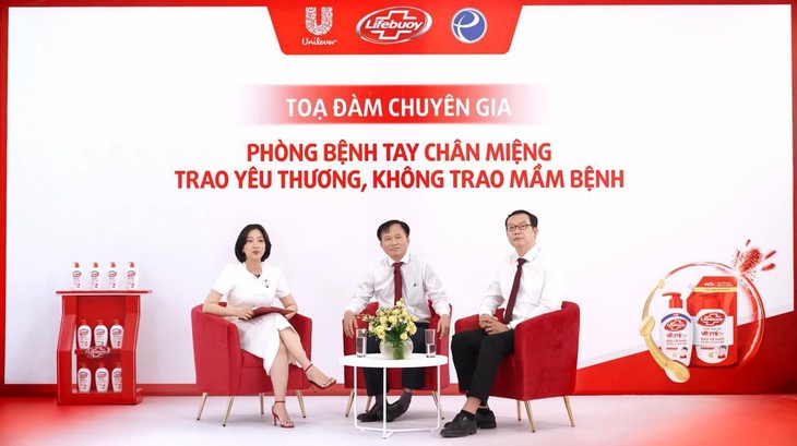 Tọa đàm "Phòng bệnh tay chân miệng – Trao yêu thương, không trao mầm bệnh" - Ảnh 1.