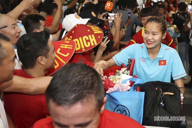 Đội tuyển nữ Việt Nam nhận tình cảm đặc biệt từ người hâm mộ - Ảnh 7. Đội tuyển nữ Việt Nam nhận tình cảm đặc biệt từ người hâm mộ - Ảnh 7.