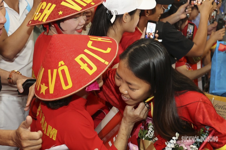 Đội tuyển nữ Việt Nam nhận tình cảm đặc biệt từ người hâm mộ - Ảnh 4. Đội tuyển nữ Việt Nam nhận tình cảm đặc biệt từ người hâm mộ - Ảnh 4.