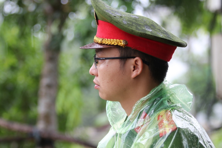 Quê nhà đón thi thể liệt sĩ Lê Ánh Sáng dưới trời mưa nặng hạt - Ảnh 5.
