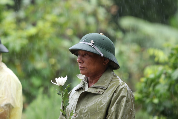Quê nhà đón thi thể liệt sĩ Lê Ánh Sáng dưới trời mưa nặng hạt - Ảnh 7.