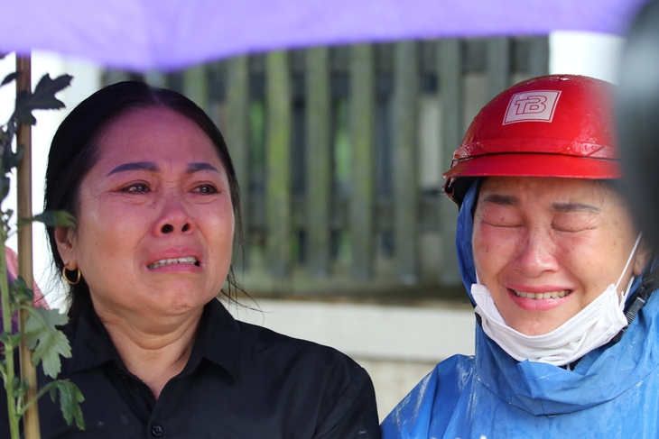 Quê nhà đón thi thể liệt sĩ Lê Ánh Sáng dưới trời mưa nặng hạt - Ảnh 9.