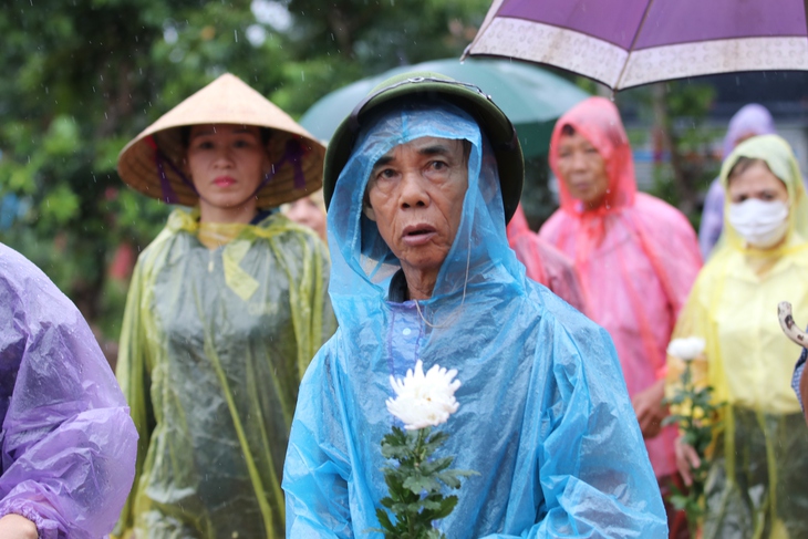Quê nhà đón thi thể liệt sĩ Lê Ánh Sáng dưới trời mưa nặng hạt - Ảnh 11.