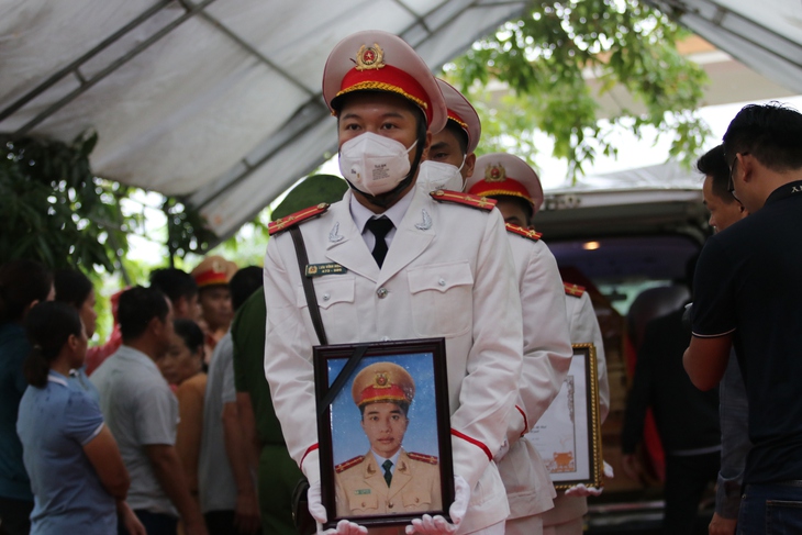Quê nhà đón thi thể liệt sĩ Lê Ánh Sáng dưới trời mưa nặng hạt - Ảnh 2.