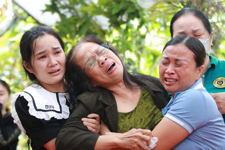 Quê nhà đón thi thể liệt sĩ Lê Ánh Sáng dưới trời mưa nặng hạt - Ảnh 3.
