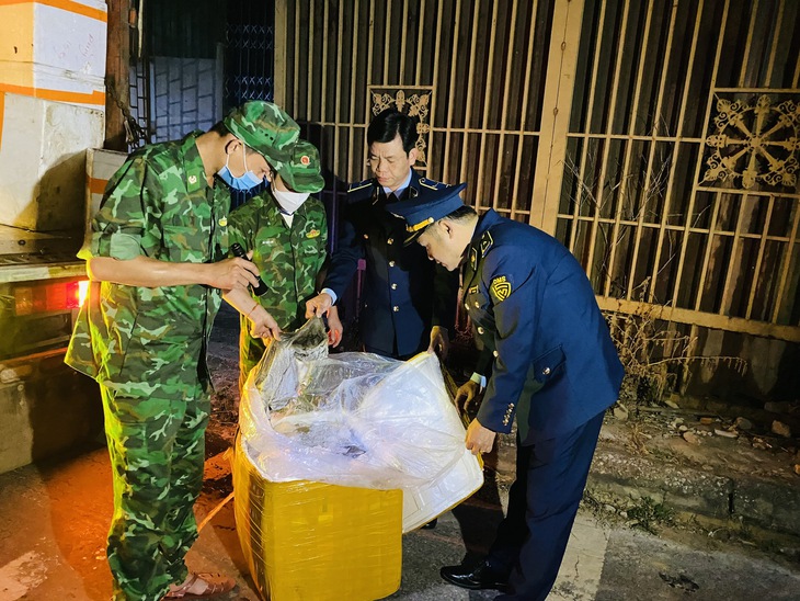 Lực lượng chức năng ngăn chặn kịp thời 1,7 tấn lòng lợn đã bốc mùi hôi thối đang trên đường tiêu thụ tại Quảng Trị Lực lượng chức năng ngăn chặn kịp thời 1,7 tấn lòng lợn đã bốc mùi hôi thối đang trên đường tiêu thụ tại Quảng Trị