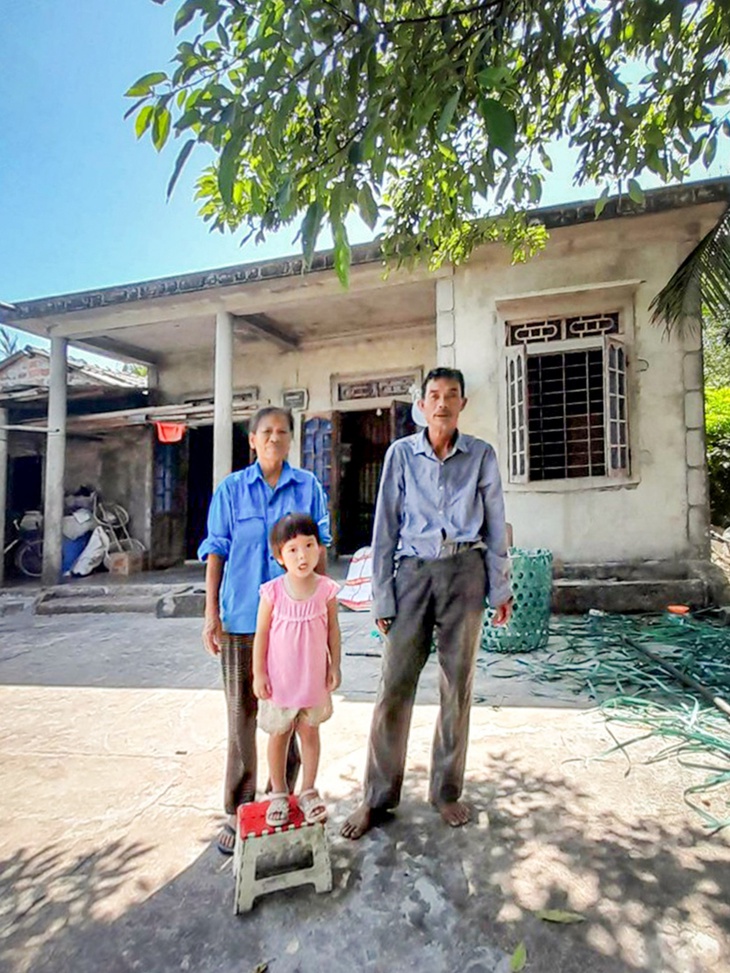 Trao tặng 6 căn nhà tình nghĩa cho các hộ nghèo - Ảnh 2.