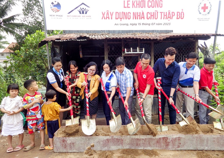 Trao tặng 6 căn nhà tình nghĩa cho các hộ nghèo - Ảnh 3.