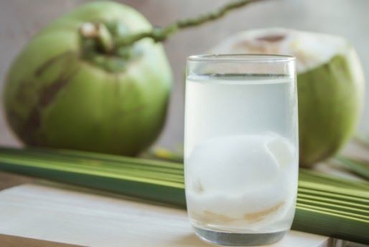 Uống nước dừa với lá trầu không có giảm đau nhức cơ xương khớp? - Ảnh 1.