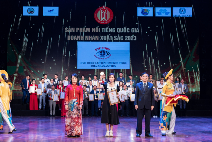 Eye Ruby được vinh danh Top 10 thương hiệu - nhãn hiệu nổi tiếng Quốc gia 2023 - Ảnh 2. Eye Ruby được vinh danh Top 10 thương hiệu - nhãn hiệu nổi tiếng Quốc gia 2023 - Ảnh 2.