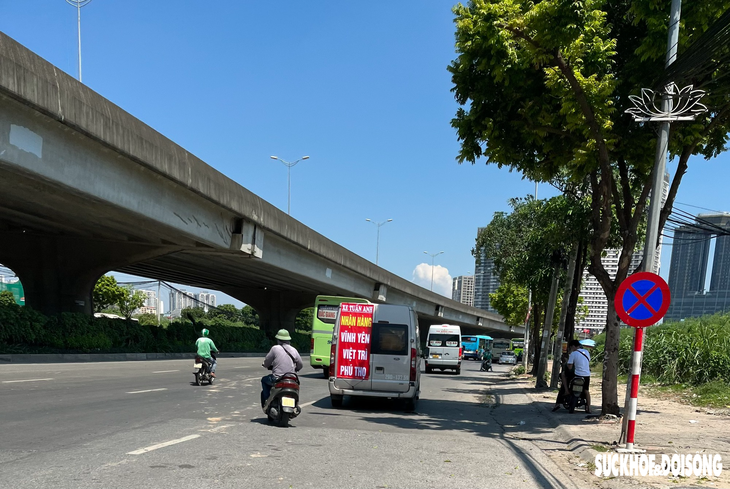 Nhiều xe khách "ngang nhiên" đón trả khách dọc đường tại kỳ nghỉ lễ 2/9 - Ảnh 1. Nhiều xe khách "ngang nhiên" đón trả khách dọc đường tại kỳ nghỉ lễ 2/9 - Ảnh 1.