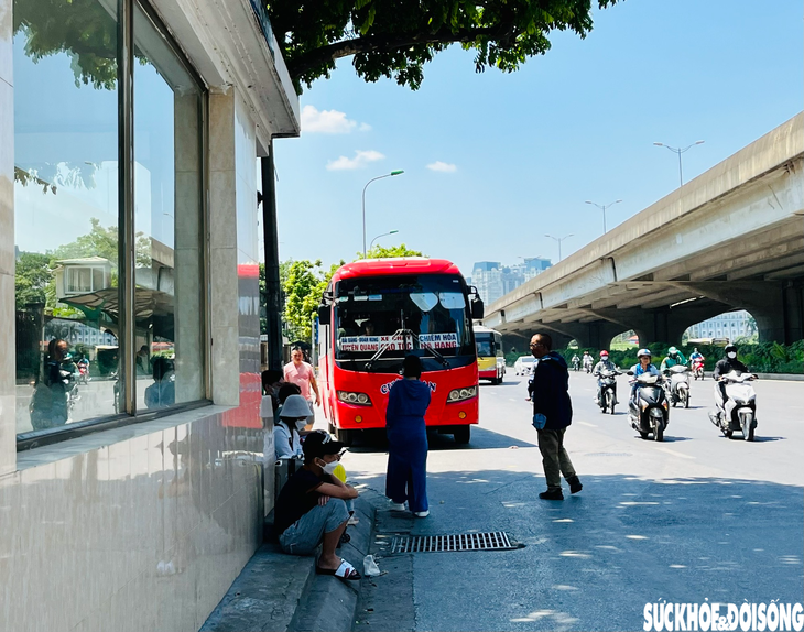 Nhiều xe khách "ngang nhiên" đón trả khách dọc đường tại kỳ nghỉ lễ 2/9 - Ảnh 2. Nhiều xe khách "ngang nhiên" đón trả khách dọc đường tại kỳ nghỉ lễ 2/9 - Ảnh 2.