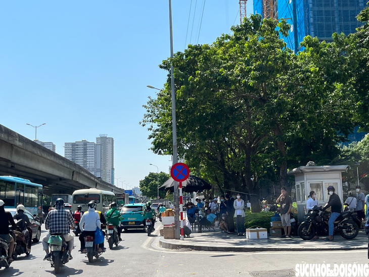 Nhiều xe khách "ngang nhiên" đón trả khách dọc đường tại kỳ nghỉ lễ 2/9 - Ảnh 3. Nhiều xe khách "ngang nhiên" đón trả khách dọc đường tại kỳ nghỉ lễ 2/9 - Ảnh 3.