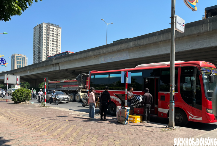 Nhiều xe khách "ngang nhiên" đón trả khách dọc đường tại kỳ nghỉ lễ 2/9 - Ảnh 4. Nhiều xe khách "ngang nhiên" đón trả khách dọc đường tại kỳ nghỉ lễ 2/9 - Ảnh 4.