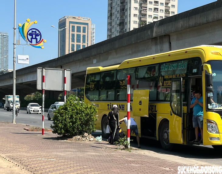 Nhiều xe khách "ngang nhiên" đón trả khách dọc đường tại kỳ nghỉ lễ 2/9 - Ảnh 5. Nhiều xe khách "ngang nhiên" đón trả khách dọc đường tại kỳ nghỉ lễ 2/9 - Ảnh 5.