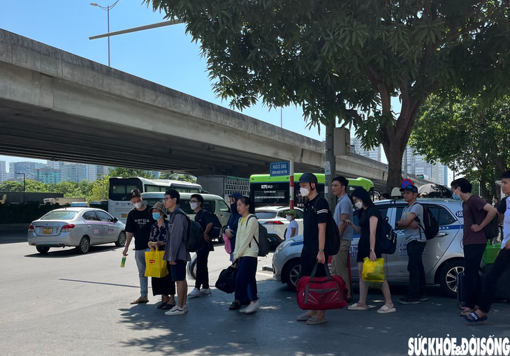 Nhiều xe khách "ngang nhiên" đón trả khách dọc đường tại kỳ nghỉ lễ 2/9 - Ảnh 6. Nhiều xe khách "ngang nhiên" đón trả khách dọc đường tại kỳ nghỉ lễ 2/9 - Ảnh 6.