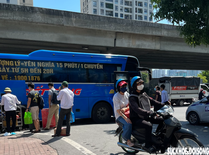 Nhiều xe khách "ngang nhiên" đón trả khách dọc đường tại kỳ nghỉ lễ 2/9 - Ảnh 7. Nhiều xe khách "ngang nhiên" đón trả khách dọc đường tại kỳ nghỉ lễ 2/9 - Ảnh 7.
