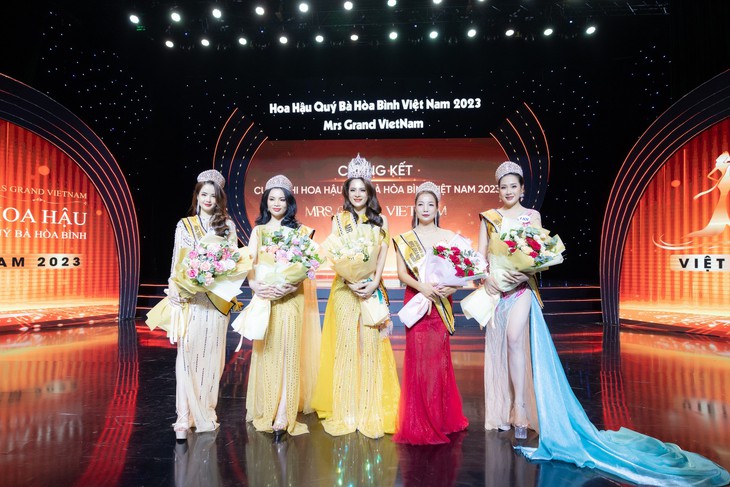 'Người đẹp đất Cảng' Đoàn Thị Thu Hằng nói gì sau đăng quang Mrs Grand Vietnam 2023? - Ảnh 2. 'Người đẹp đất Cảng' Đoàn Thị Thu Hằng nói gì sau đăng quang Mrs Grand Vietnam 2023? - Ảnh 2.