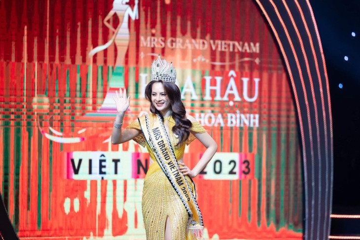 'Người đẹp đất Cảng' Đoàn Thị Thu Hằng nói gì sau đăng quang Mrs Grand Vietnam 2023? - Ảnh 1. 'Người đẹp đất Cảng' Đoàn Thị Thu Hằng nói gì sau đăng quang Mrs Grand Vietnam 2023? - Ảnh 1.