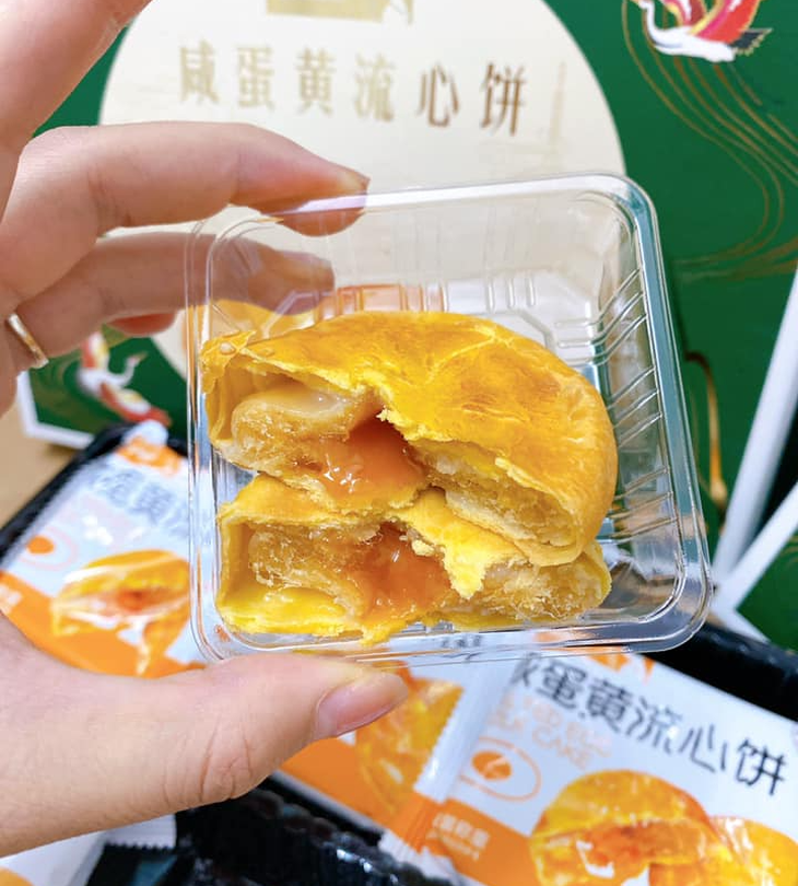 Bánh trung thu đa dạng mẫu mã, kích thước tràn lan chợ mạng, giá siêu rẻ chỉ từ 8.000 đồng/chiếc - Ảnh 2.