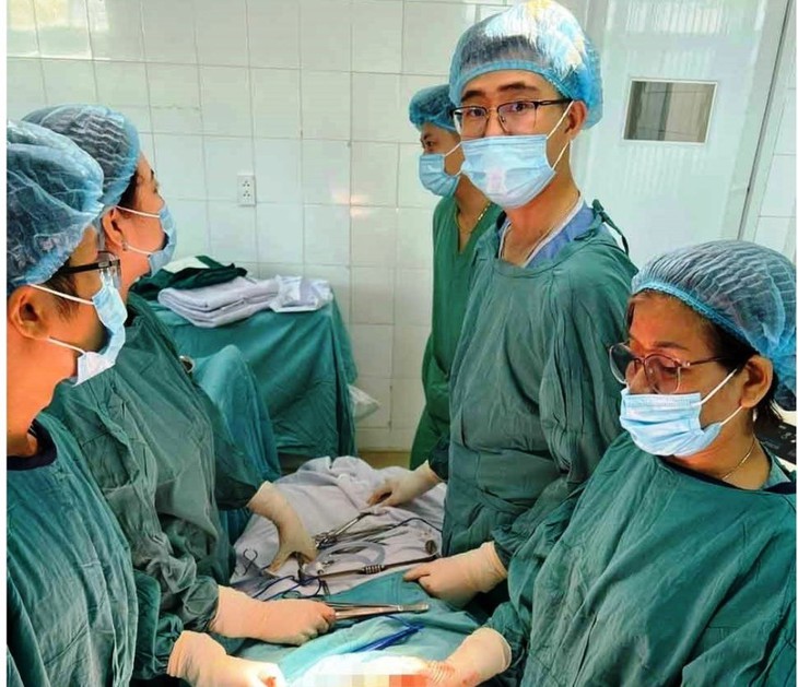 Quảng Nam: Phẫu thuật khối u xơ tử cung nặng 7,3kg - Ảnh 1. Quảng Nam: Phẫu thuật khối u xơ tử cung nặng 7,3kg - Ảnh 1.