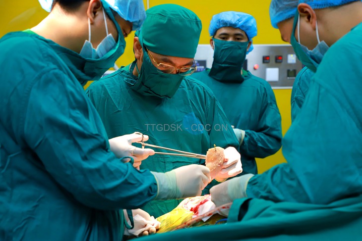 Quảng Ninh: Ca phẫu thuật ghép sọ tự thân đầu tiên tại Trung tâm y tế tuyến huyện - Ảnh 1. Quảng Ninh: Ca phẫu thuật ghép sọ tự thân đầu tiên tại Trung tâm y tế tuyến huyện - Ảnh 1.