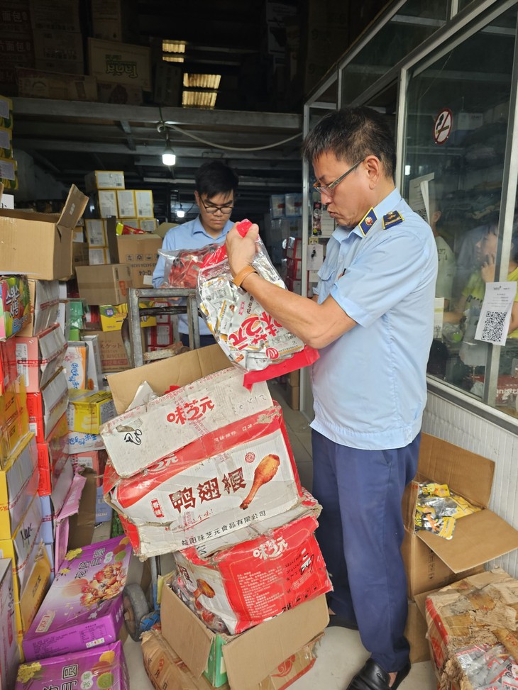 Tạm giữ hơn 4.000 bánh trung thu, chân gà, cánh gà... có dấu hiệu là hàng hóa nhập lậu - Ảnh 3.