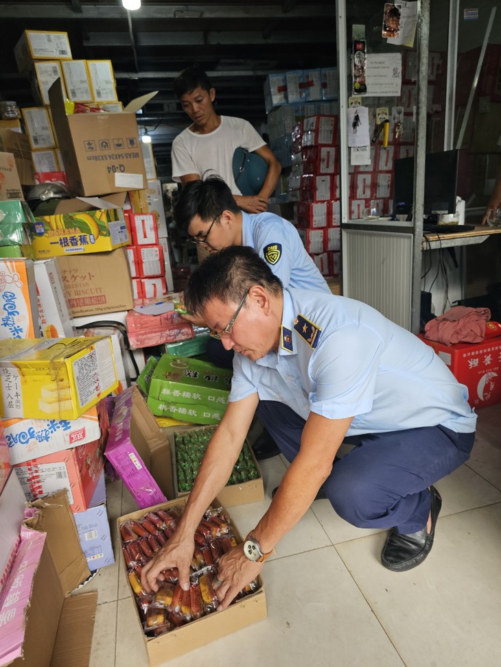 Tạm giữ hơn 4.000 bánh trung thu, chân gà, cánh gà... có dấu hiệu là hàng hóa nhập lậu - Ảnh 4.