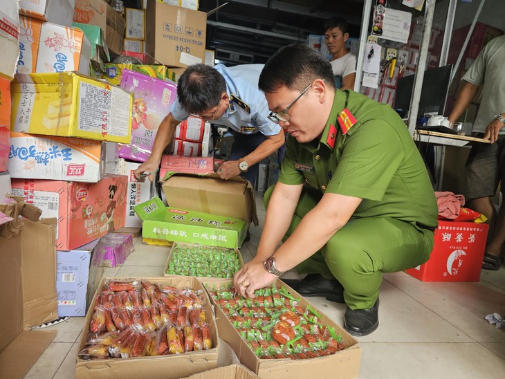 Tạm giữ hơn 4.000 bánh trung thu, chân gà, cánh gà... có dấu hiệu là hàng hóa nhập lậu - Ảnh 2.