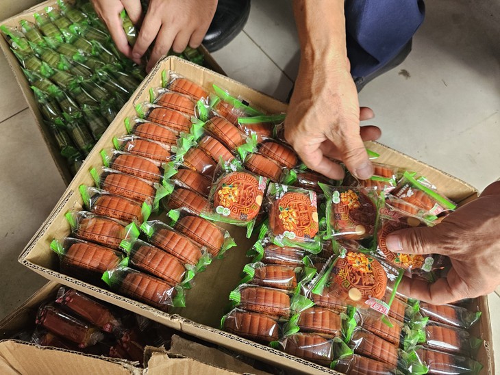 Tạm giữ hơn 4.000 bánh trung thu, chân gà, cánh gà... có dấu hiệu là hàng hóa nhập lậu - Ảnh 6.