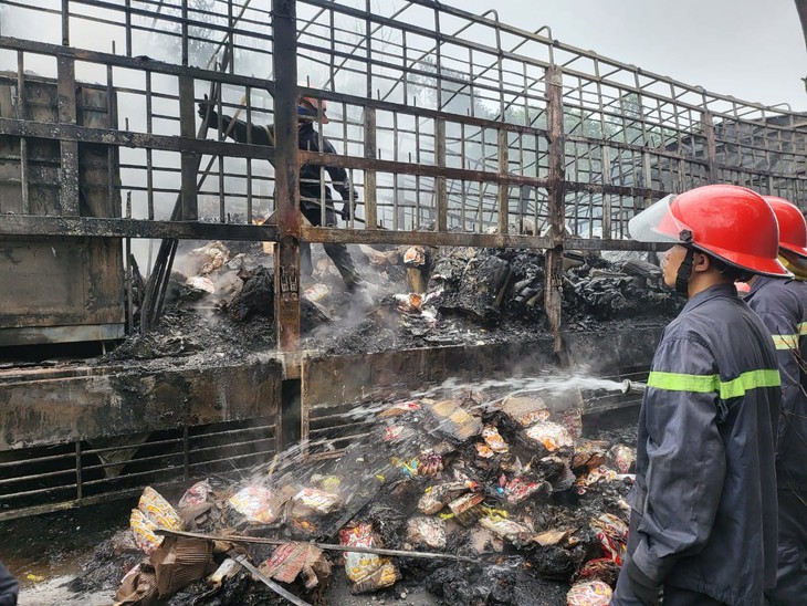 Xe tải chở bánh kẹo đang lưu thông bỗng bốc cháy dữ dội - Ảnh 2.