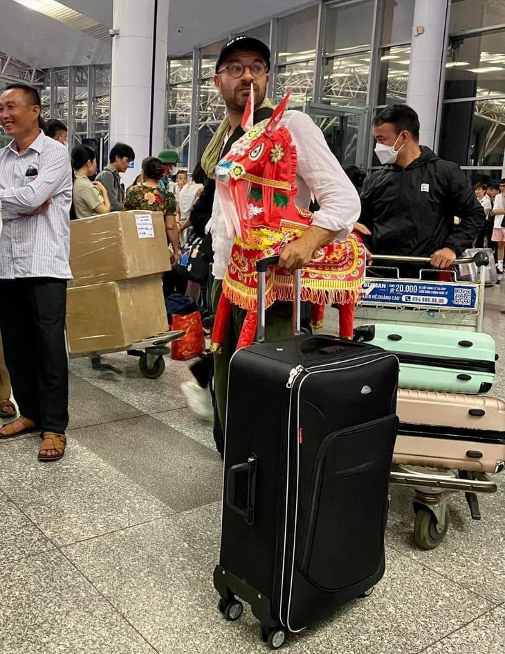Từ chuyện "con ngựa vàng mã", những loại hàng hoá nào không được đưa lên máy bay? - Ảnh 1. Từ chuyện "con ngựa vàng mã", những loại hàng hoá nào không được đưa lên máy bay? - Ảnh 1.