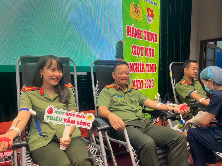 Hơn 600 cán bộ, chiến sĩ Công an Thủ đô tham gia hiến máu tình nguyện - Ảnh 1. Hơn 600 cán bộ, chiến sĩ Công an Thủ đô tham gia hiến máu tình nguyện - Ảnh 1.