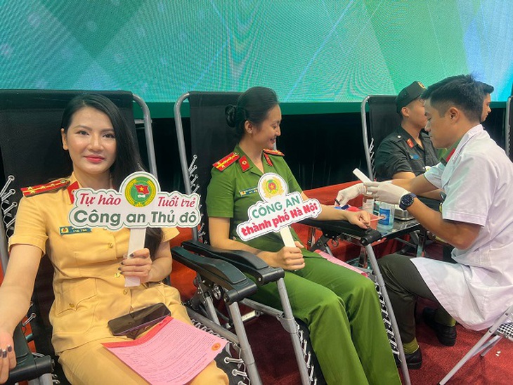 Hơn 600 cán bộ, chiến sĩ Công an Thủ đô tham gia hiến máu tình nguyện - Ảnh 2. Hơn 600 cán bộ, chiến sĩ Công an Thủ đô tham gia hiến máu tình nguyện - Ảnh 2.