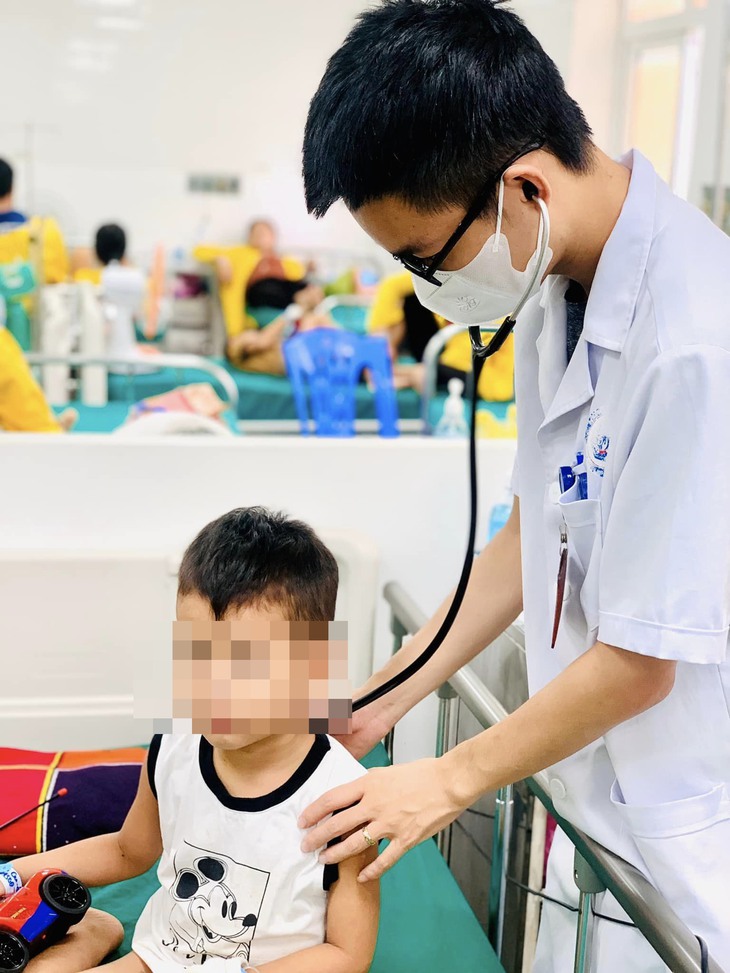 Nghệ An: Cứu sống trẻ ngừng thở, ngừng tim sau đuối nước nhờ kỹ thuật hạ thân nhiệt chỉ huy - Ảnh 2.
