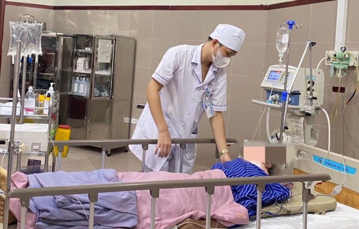 Trèo cây thu hoạch hồi bị ngã, cụ ông 67 tuổi nhập viện đa chấn thương khó qua khỏi - Ảnh 1.