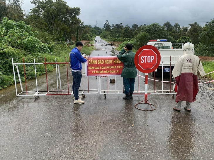 Đèo Bảo Lộc nhộn nhịp trở lại, đường tránh Nam TP Bảo Lộc thì lại nứt toác - Ảnh 13. Đèo Bảo Lộc nhộn nhịp trở lại, đường tránh Nam TP Bảo Lộc thì lại nứt toác - Ảnh 13.