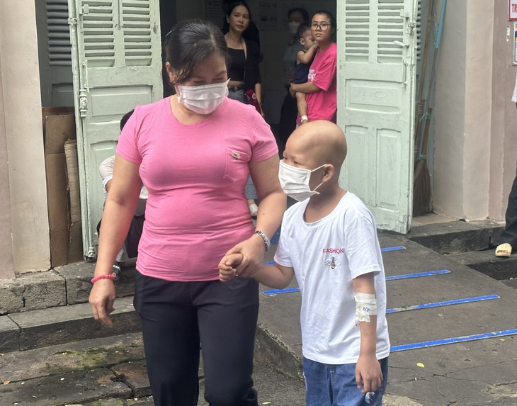 Xúc động với giấc mơ làm lính cứu hỏa của bé trai 7 tuổi mắc ung thư thành hiện thực - Ảnh 1. Xúc động với giấc mơ làm lính cứu hỏa của bé trai 7 tuổi mắc ung thư thành hiện thực - Ảnh 1.