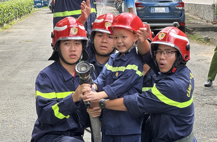 Xúc động với giấc mơ làm lính cứu hỏa của bé trai 7 tuổi mắc ung thư thành hiện thực - Ảnh 5. Xúc động với giấc mơ làm lính cứu hỏa của bé trai 7 tuổi mắc ung thư thành hiện thực - Ảnh 5.