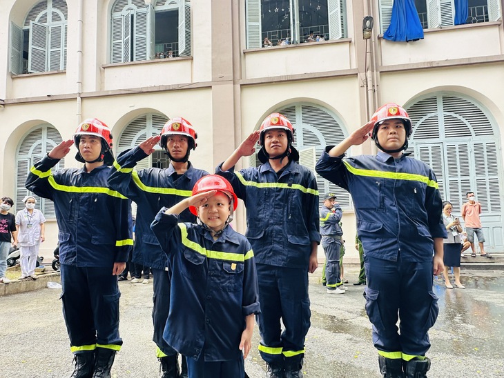 Xúc động với giấc mơ làm lính cứu hỏa của bé trai 7 tuổi mắc ung thư thành hiện thực - Ảnh 8. Xúc động với giấc mơ làm lính cứu hỏa của bé trai 7 tuổi mắc ung thư thành hiện thực - Ảnh 8.