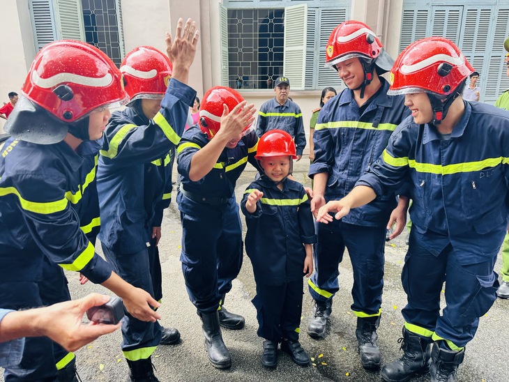 Xúc động với giấc mơ làm lính cứu hỏa của bé trai 7 tuổi mắc ung thư thành hiện thực - Ảnh 6. Xúc động với giấc mơ làm lính cứu hỏa của bé trai 7 tuổi mắc ung thư thành hiện thực - Ảnh 6.