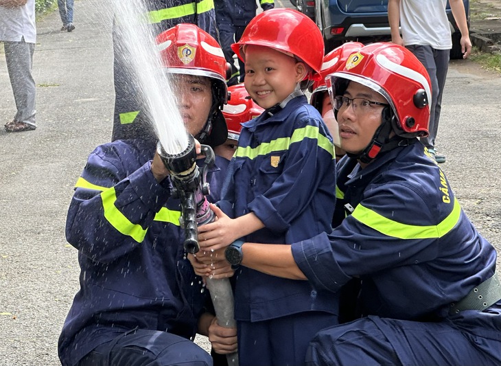 Xúc động với giấc mơ làm lính cứu hỏa của bé trai 7 tuổi mắc ung thư thành hiện thực - Ảnh 5. Xúc động với giấc mơ làm lính cứu hỏa của bé trai 7 tuổi mắc ung thư thành hiện thực - Ảnh 5.