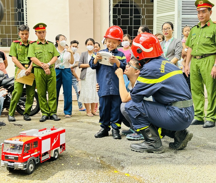 Xúc động với giấc mơ làm lính cứu hỏa của bé trai 7 tuổi mắc ung thư thành hiện thực - Ảnh 7. Xúc động với giấc mơ làm lính cứu hỏa của bé trai 7 tuổi mắc ung thư thành hiện thực - Ảnh 7.