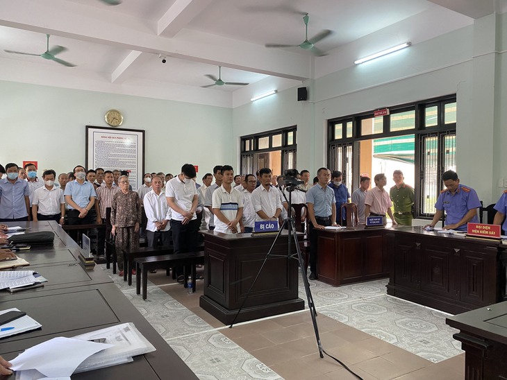 Vụ kê khống mộ giả để trục lợi ở Huế: Tuyên án đối với 71 bị cáo - Ảnh 1. Vụ kê khống mộ giả để trục lợi ở Huế: Tuyên án đối với 71 bị cáo - Ảnh 1.