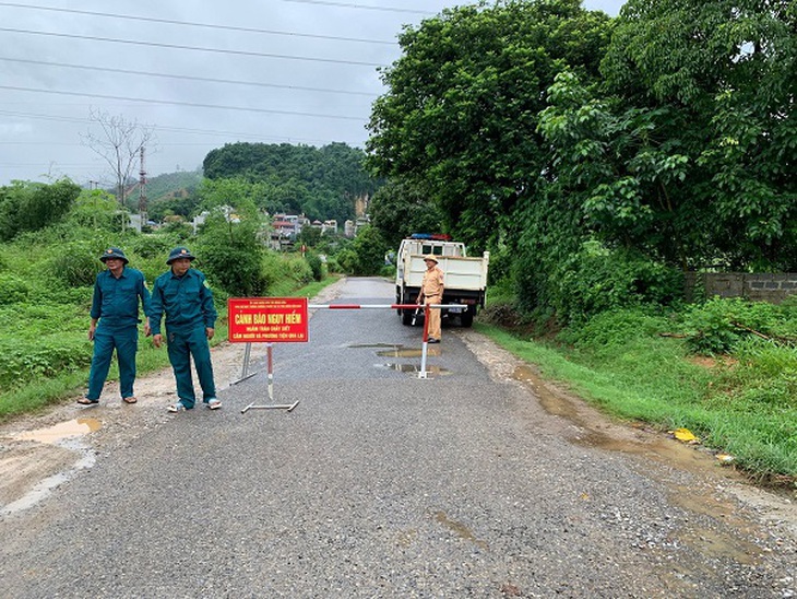Ứng trực, phân luồng đảm bảo an toàn tại nhiều điểm sạt lở, ngập nước trên quốc lộ 6 - Ảnh 4.
