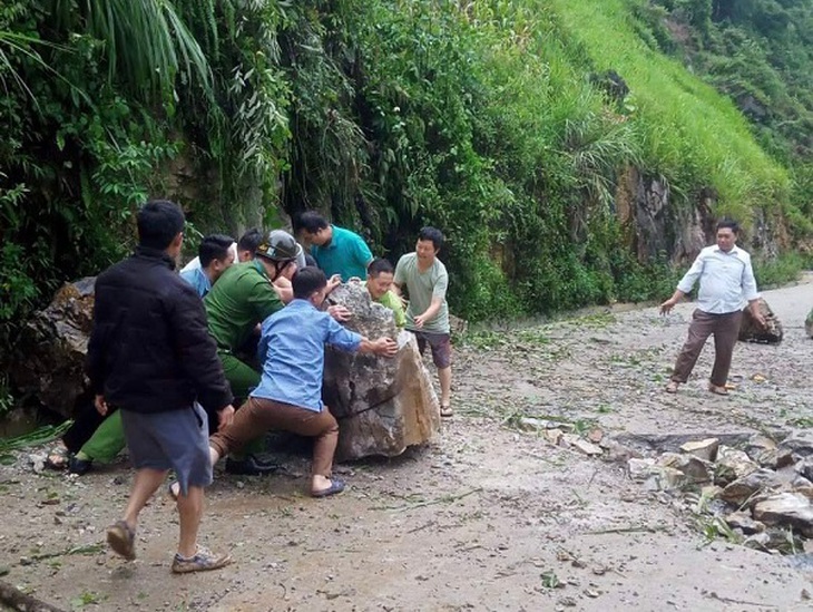 Ứng trực, phân luồng đảm bảo an toàn tại nhiều điểm sạt lở, ngập nước trên quốc lộ 6 - Ảnh 3.