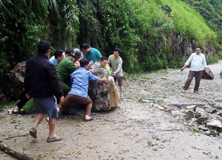 Mưa lớn gây sạt lở, đá lớn rơi vỡ đường tại Hòa Bình - Ảnh 2.